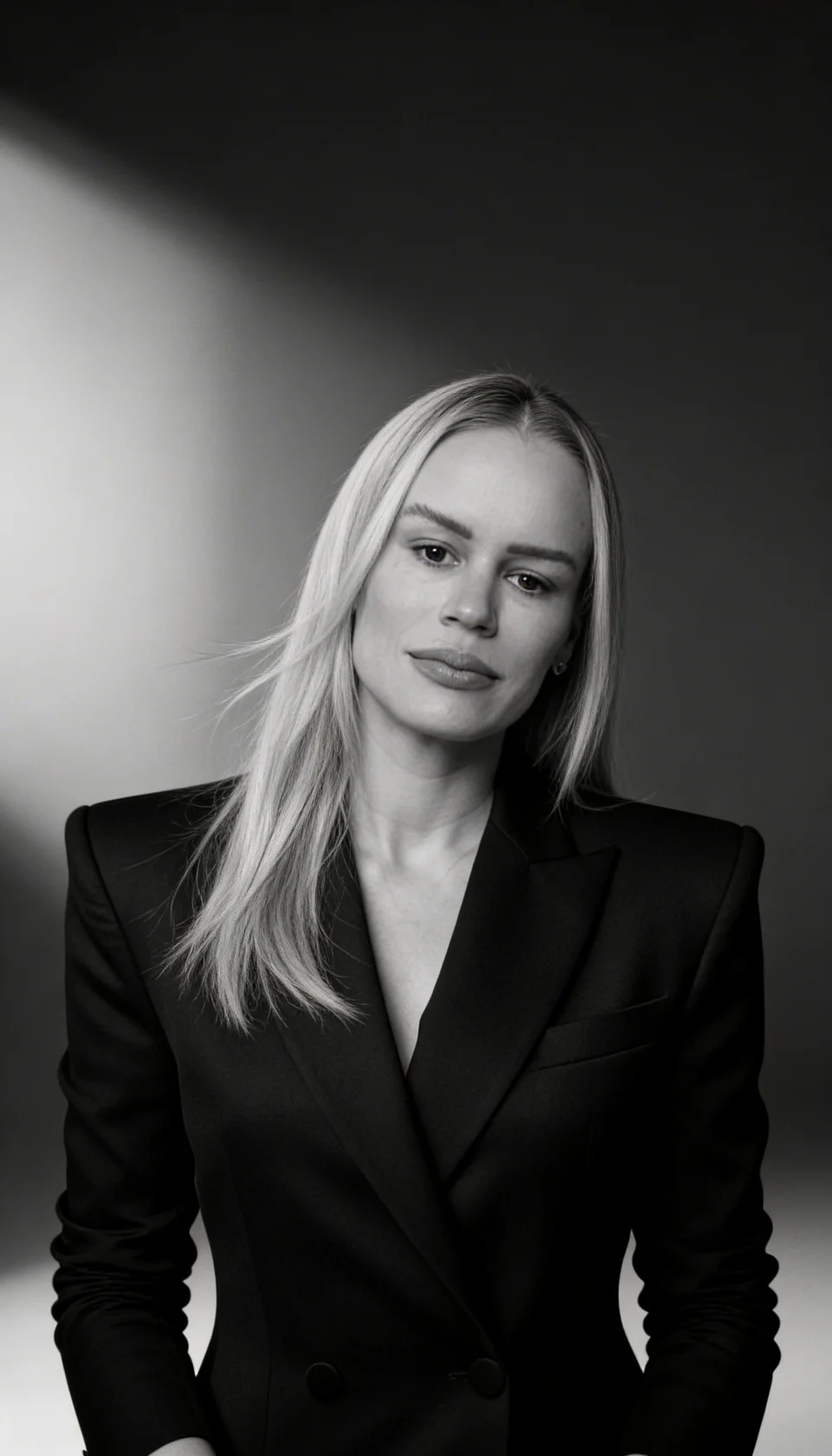Josi, proprietária da Casa Blanca, com blazer preto em retrato de meio corpo