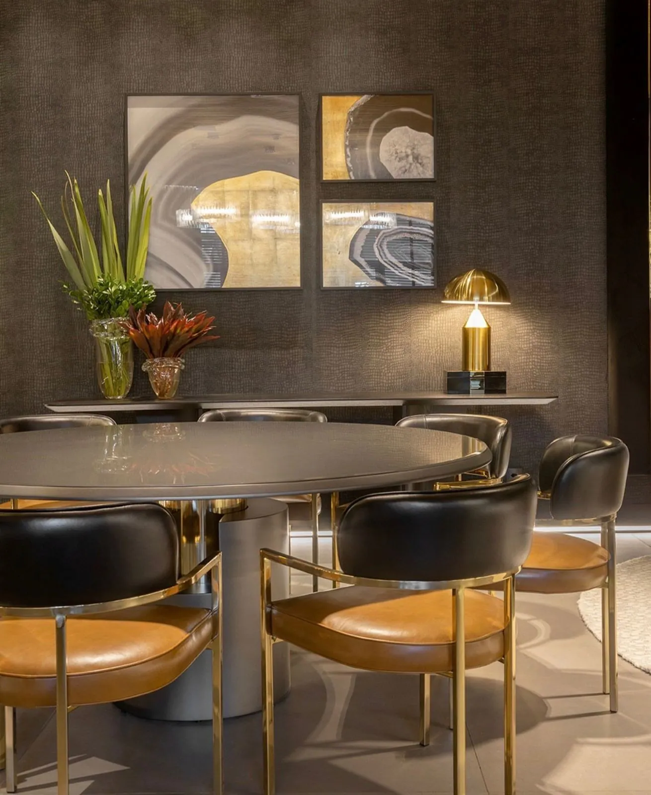 Poltronetes com encosto preto e assento caramelo ao redor de uma mesa de jantar