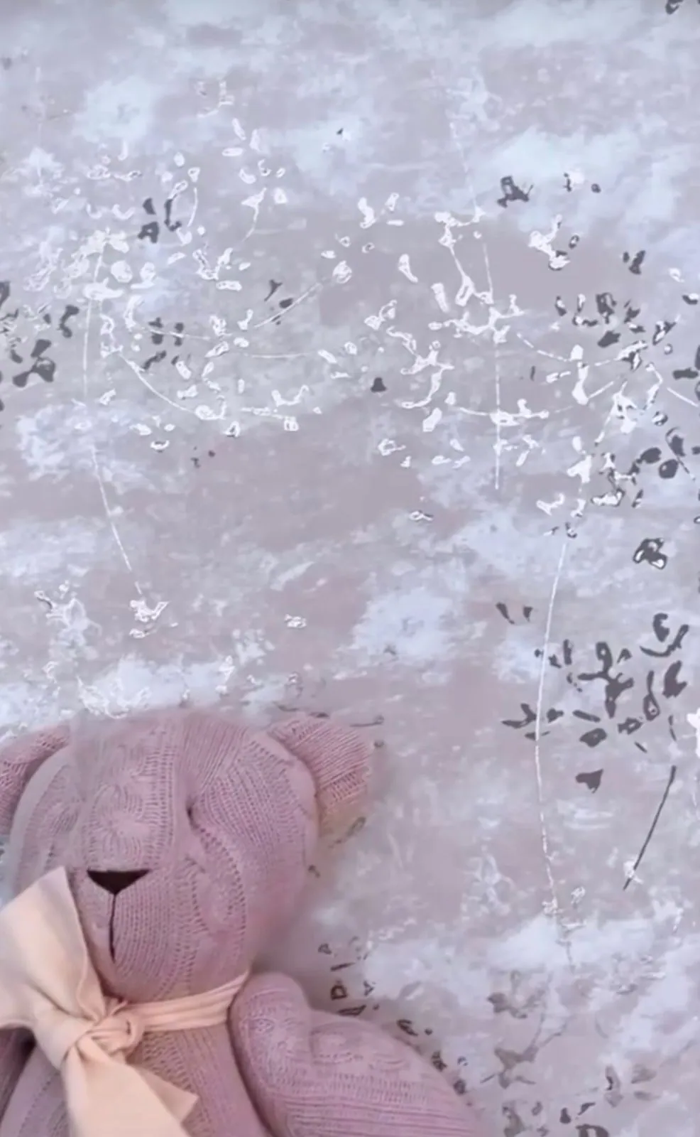 Papel de parede floral delicado em um ambiente infantil