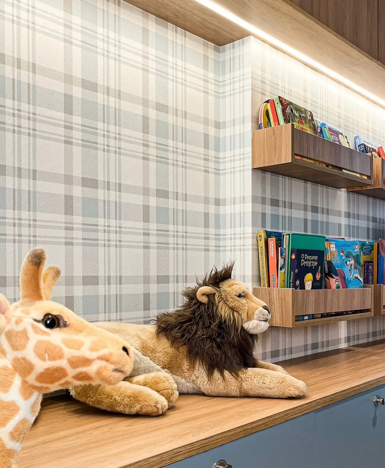 Papel de parede quadriculado em um espaço infantil com livros e brinquedos
