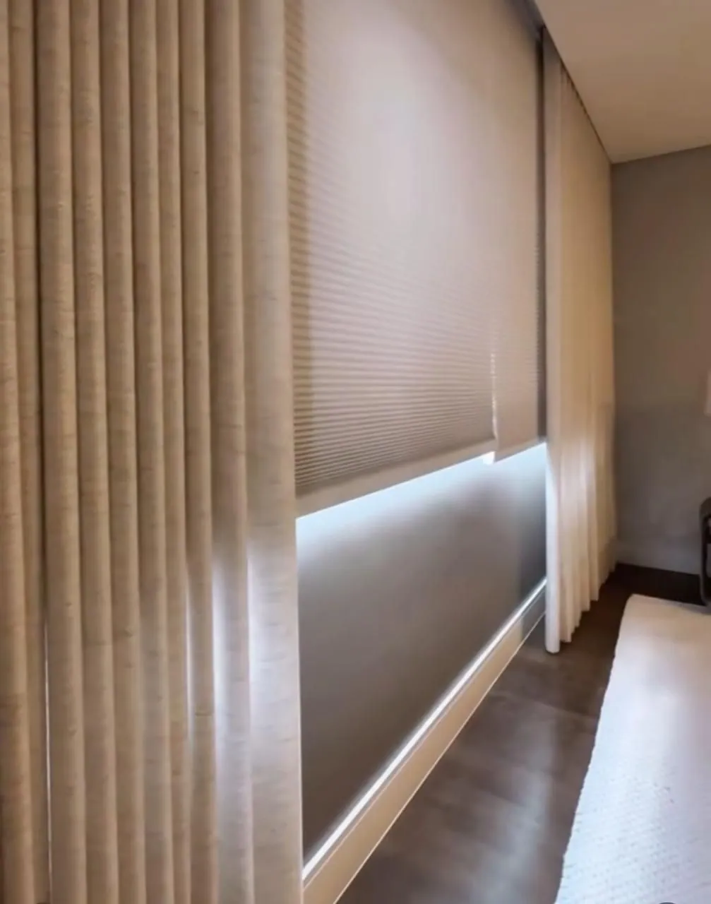 Cortinas claras junto a janelas em uma sala