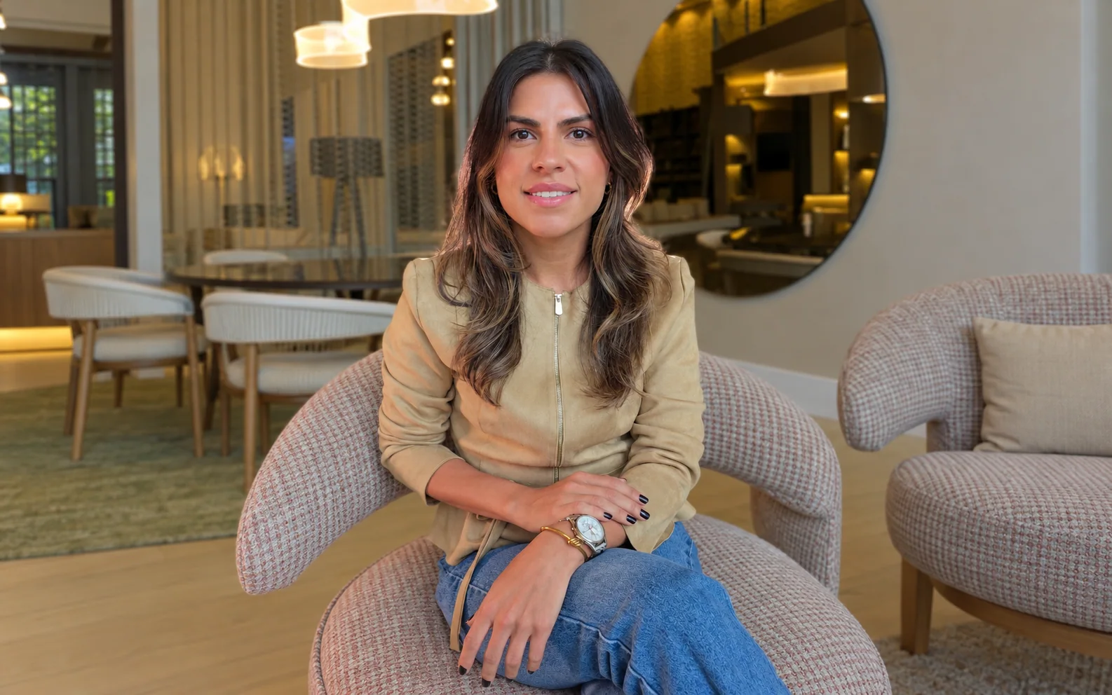 Jessica Campos sentada em poltrona no showroom — capa adaptada da imagem original