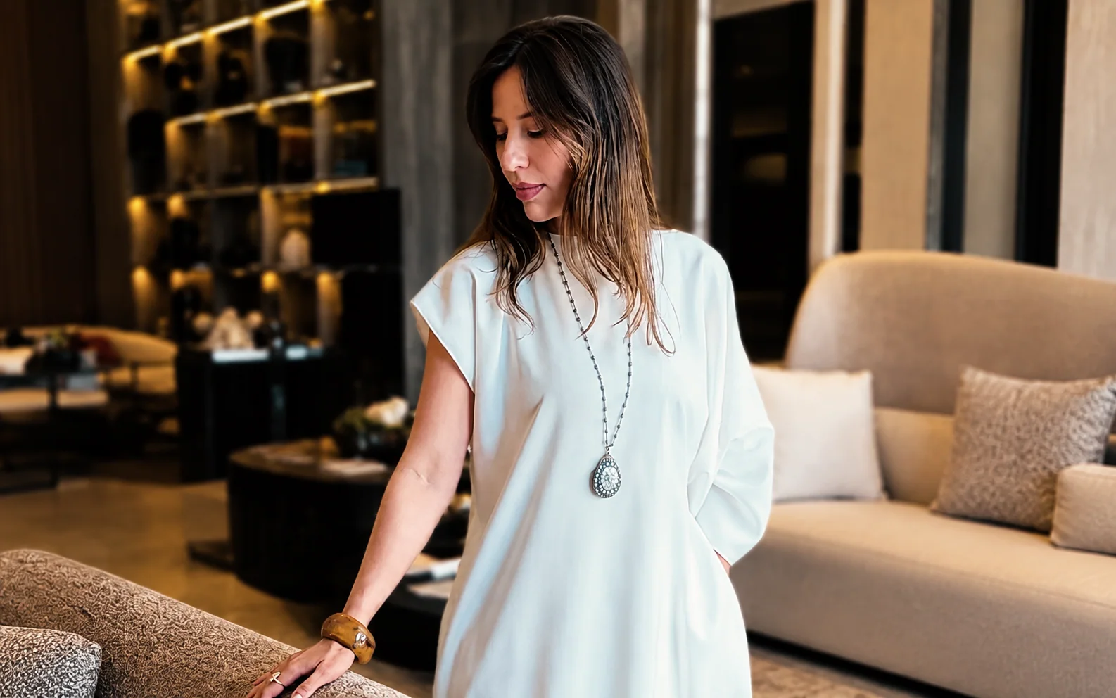 Fernanda Lettieri junto à poltrona no showroom — capa adaptada da imagem original