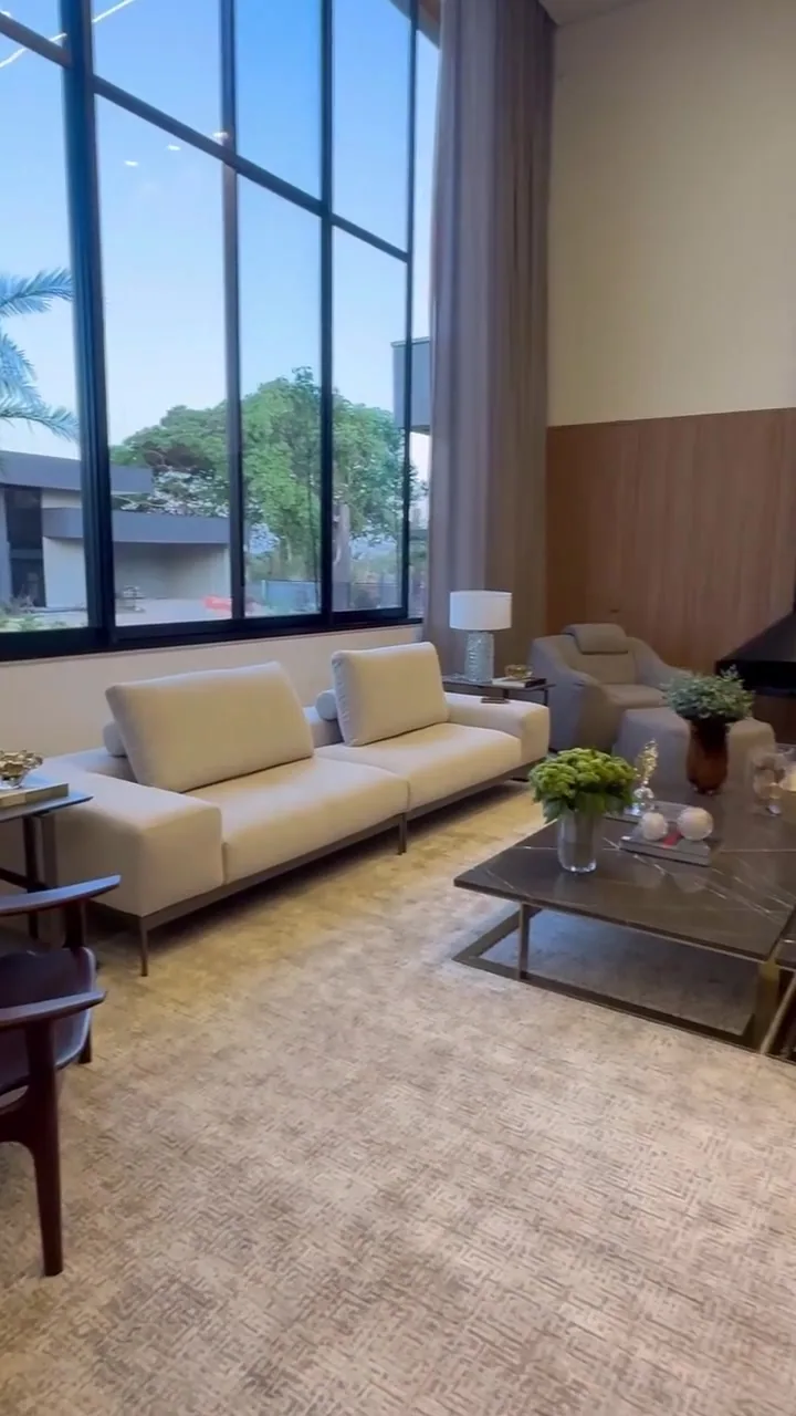 Cena do vídeo da Casa Blanca que acompanha como compor a sala com cortinas, tapete e papel de parede