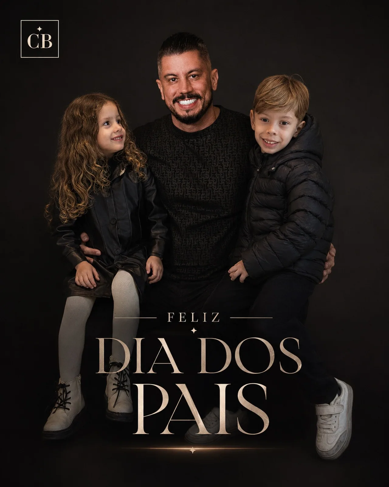 Decoração afetiva: como dar lugar às memórias da casa 1 Imagem da homenagem de Dia dos Pais com um homem e duas crianças