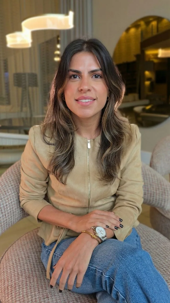 Jéssica Campos sentada em um ambiente do showroom