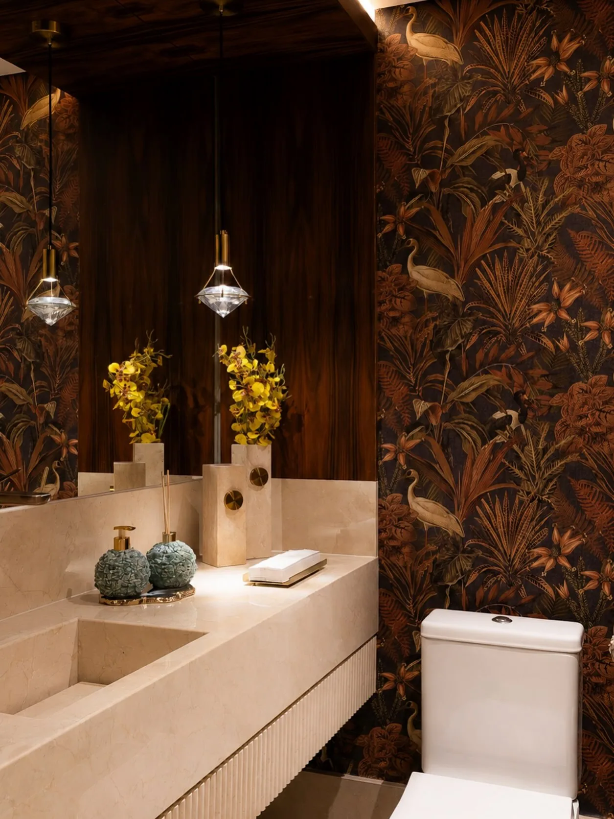 Lavabo com papel de parede de folhagens escuras e bancada clara