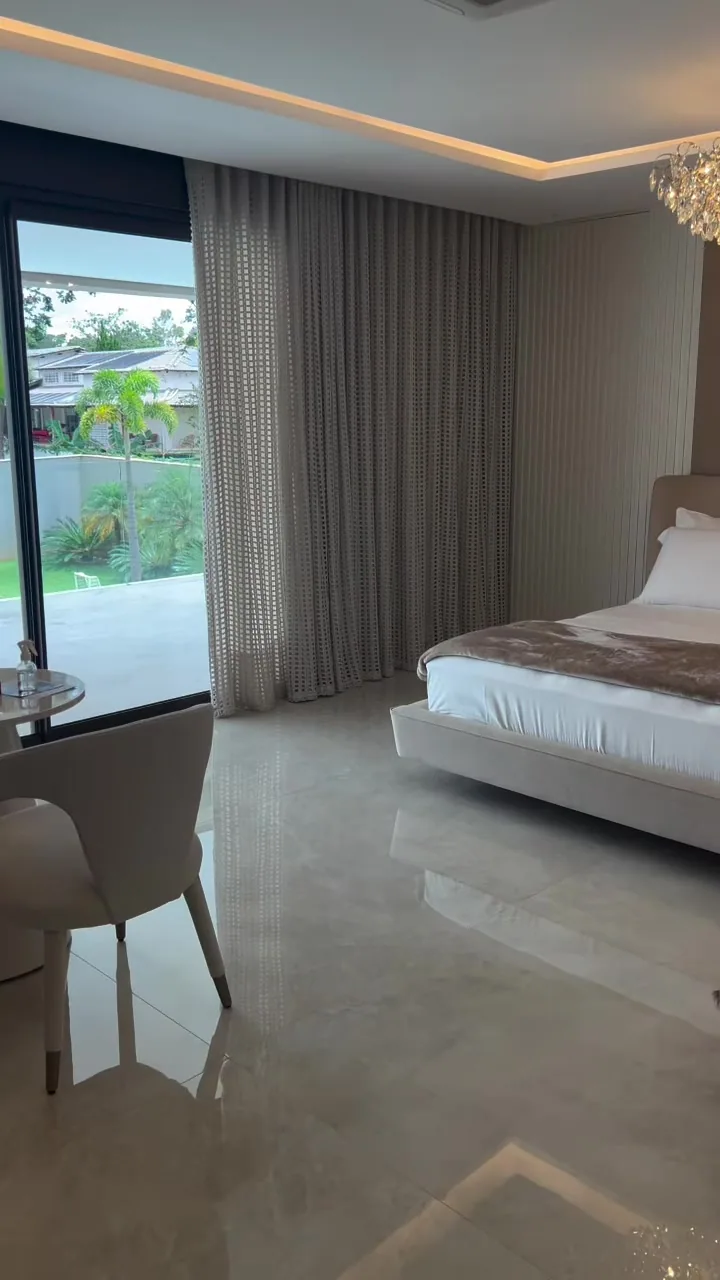 Suíte em Brasília: cabeceira com filetes e cortina em conjunto 1 Cena do vídeo da Casa Blanca que acompanha suíte em brasília: cabeceira com filetes e cortina em conjunto