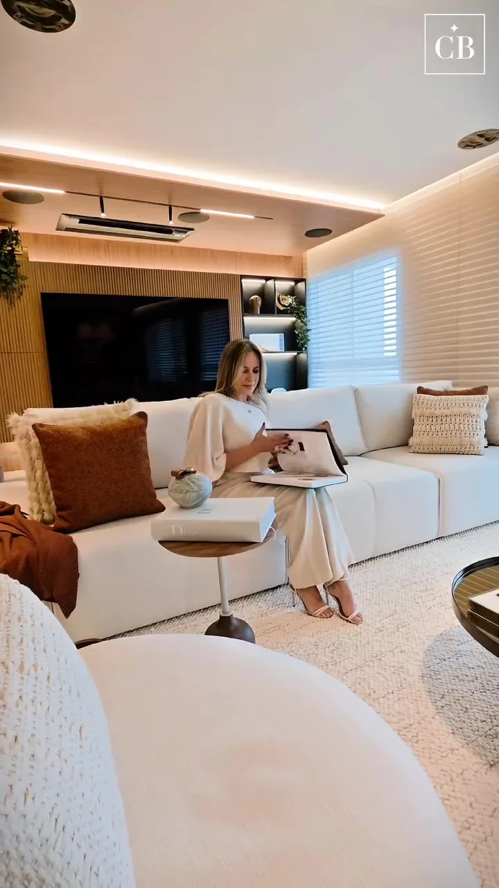 Cena do vídeo da Casa Blanca que acompanha cortinas para grandes vãos em brasília: planeje o conjunto
