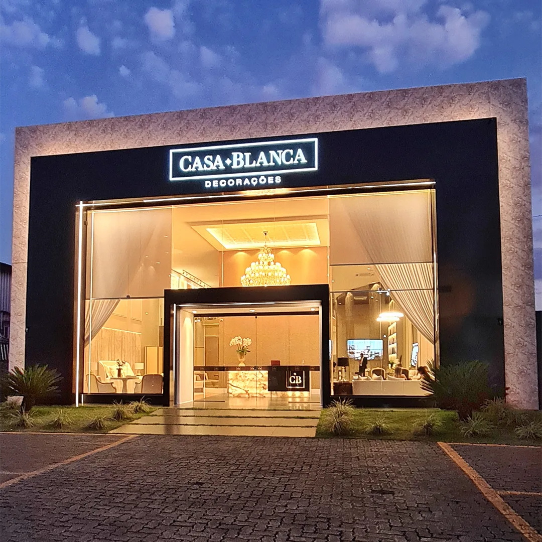 Fachada da Casa Blanca Decorações com letreiro iluminado e entrada de vidro