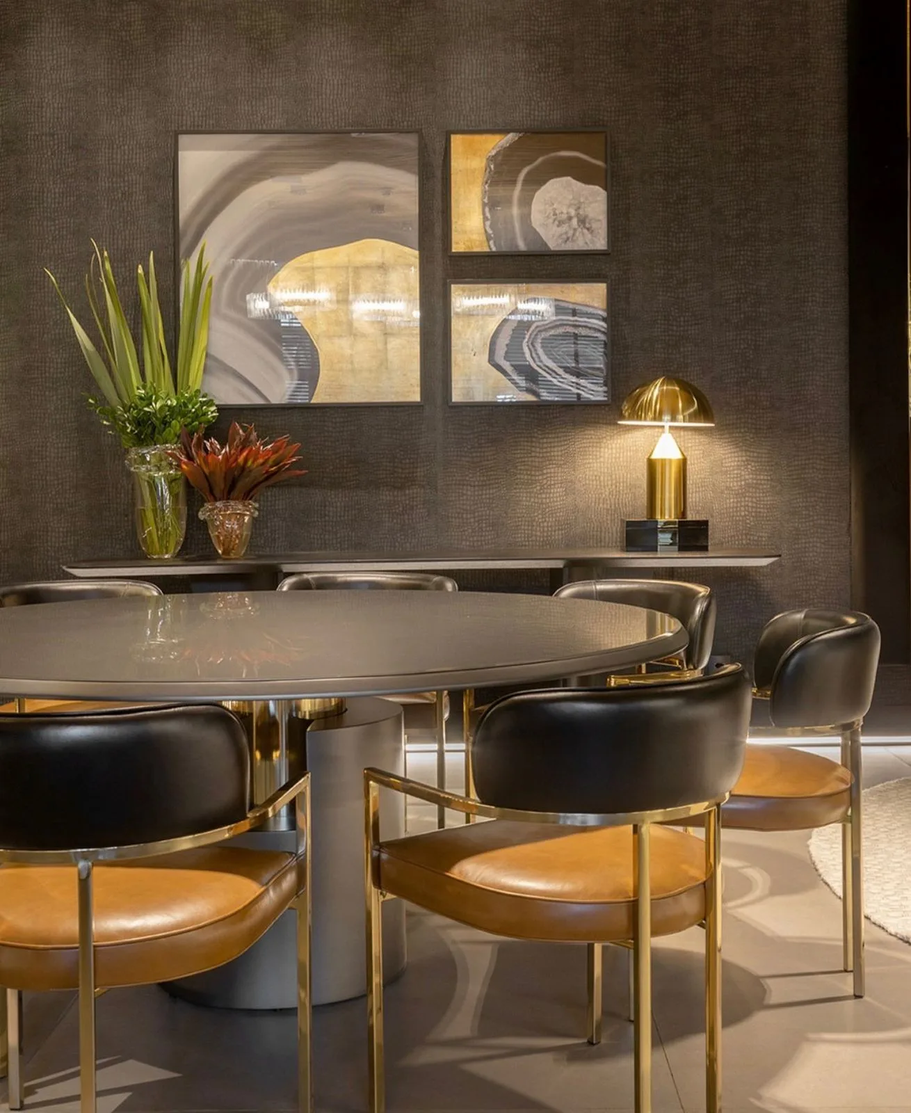 Poltronetes com encosto preto e assento caramelo ao redor de uma mesa de jantar