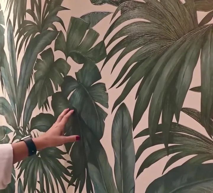 Papel de parede com desenho de folhagens em tons verdes