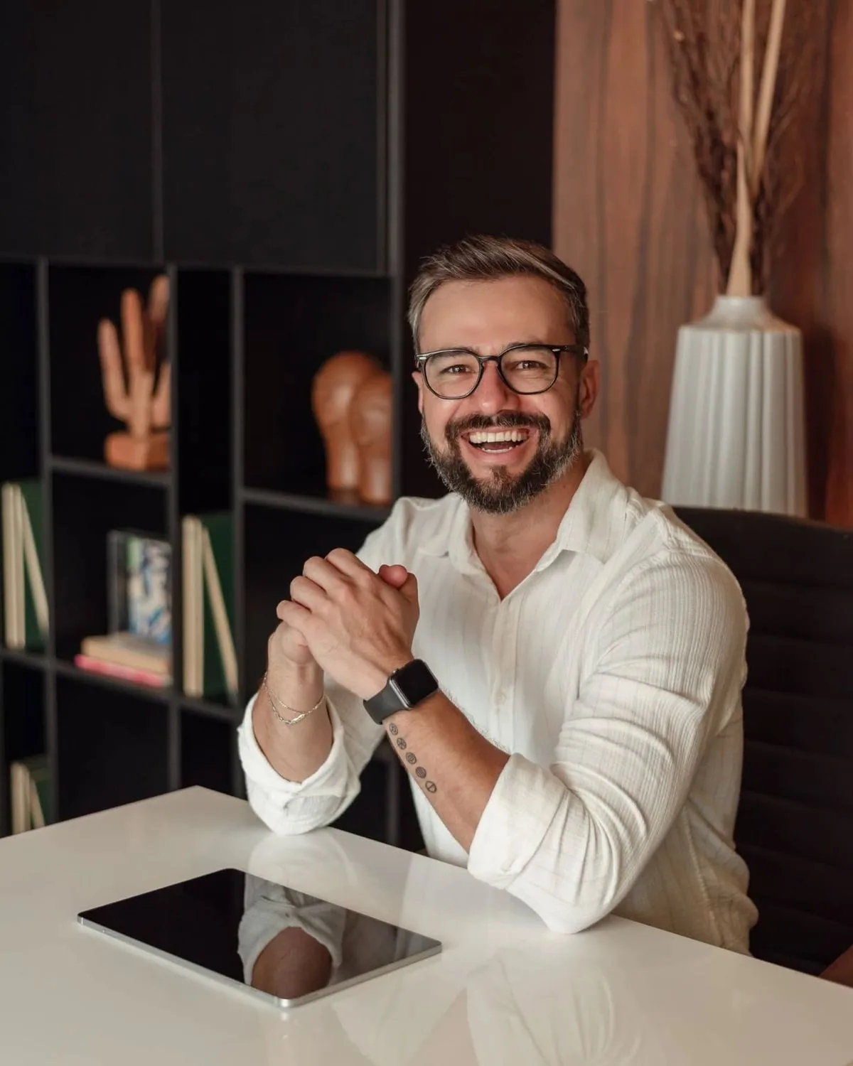 Retrato de homem de óculos em um ambiente de interiores, na seção de depoimentos