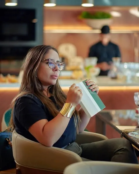 Luíza Solano, da Arqsense, em um ambiente de interiores