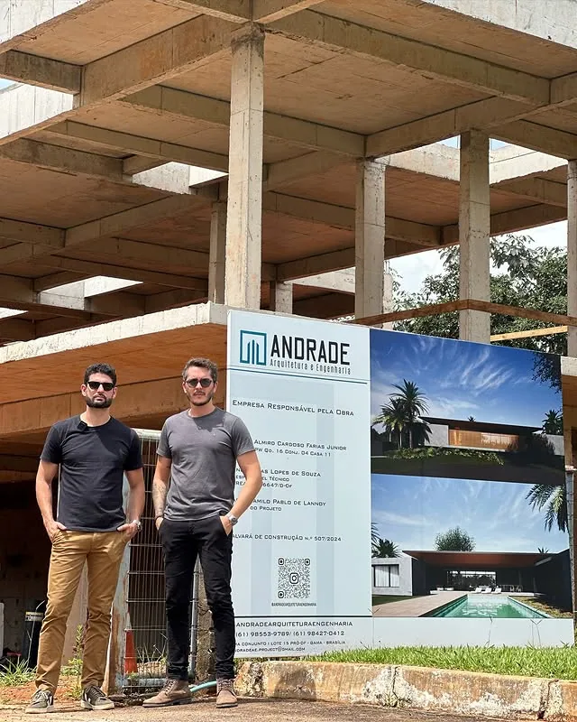 Dois profissionais parceiros da Casa Blanca diante de uma construção