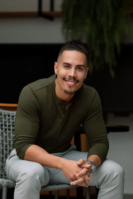 Retrato de homem sentado em um ambiente de interiores, na seção de depoimentos