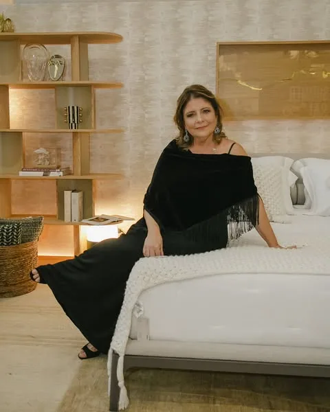 Olívia Lannes em um quarto de tons claros
