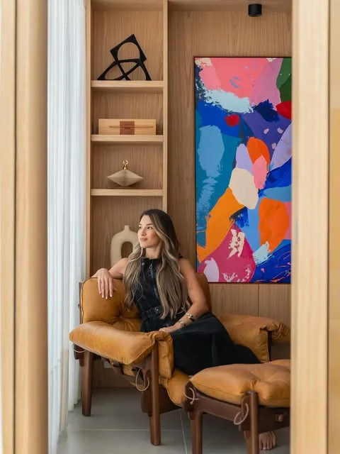 Retrato de profissional da ONZI ARQ em um ambiente de interiores