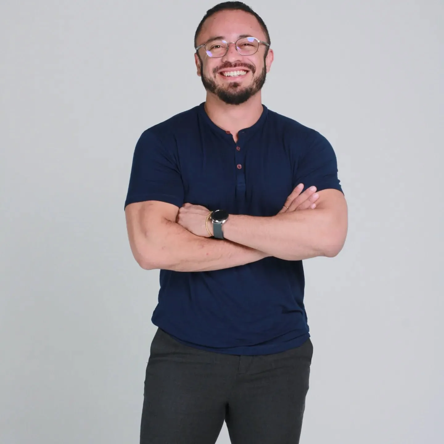 Retrato de parceiro da Casa Blanca, de braços cruzados e camisa escura