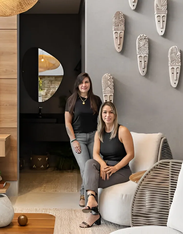 Profissionais da Quadratti Arquitetura em um ambiente de interiores