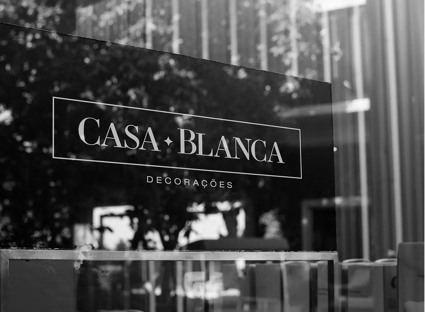 Marca Casa Blanca Decorações em uma superfície de vidro junto à entrada da loja
