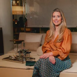 Daniele Franco sentada em um ambiente de interiores