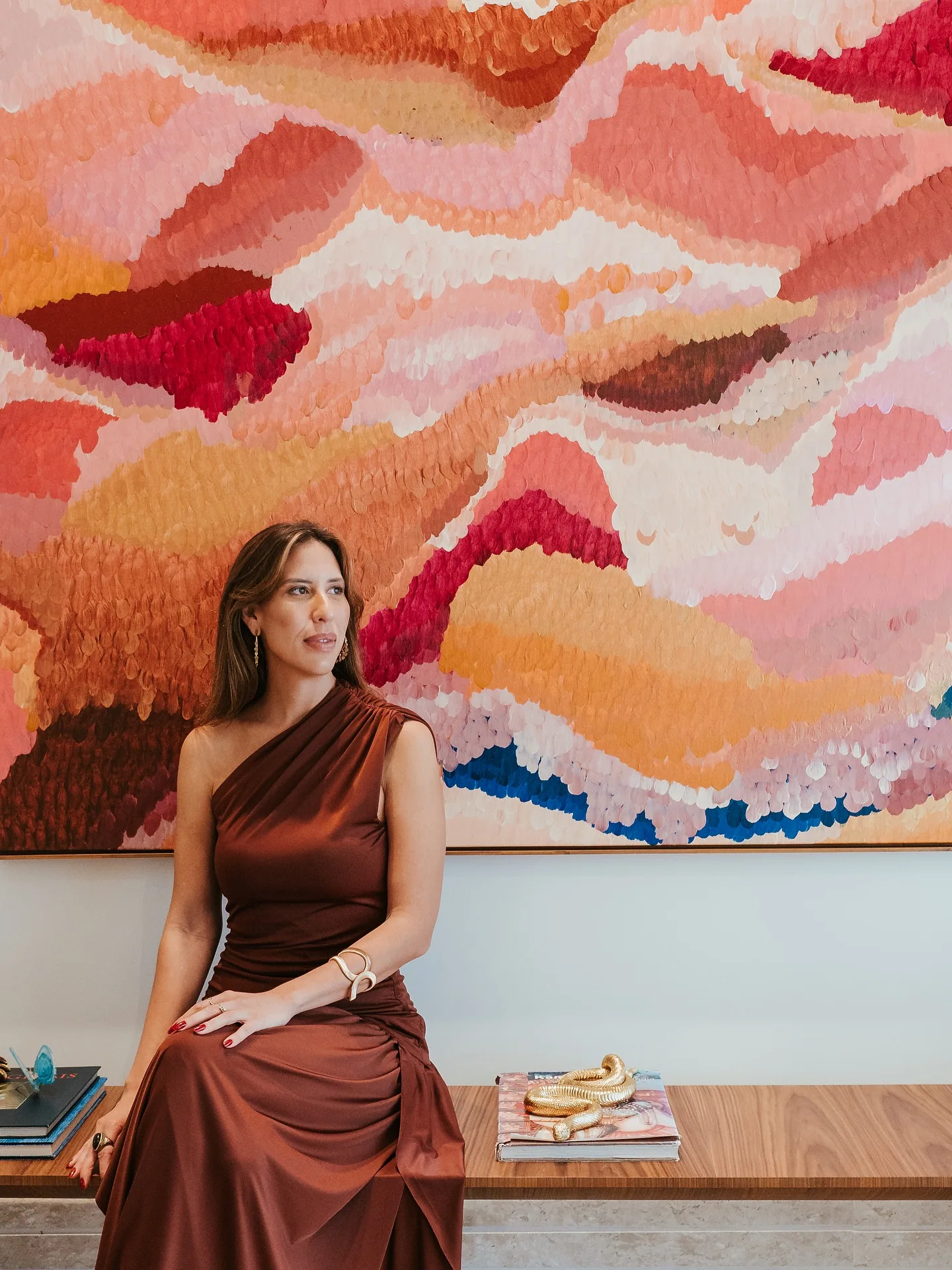 Fernanda Lettieri diante de uma obra colorida